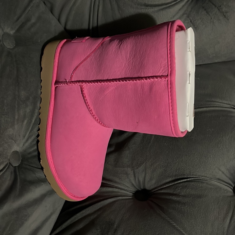 UGG - Picture 2 of 6